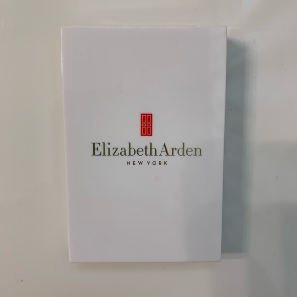 New Elizabeth Arden Kit with Blush & Eye Shadow - Picture 2 of 4